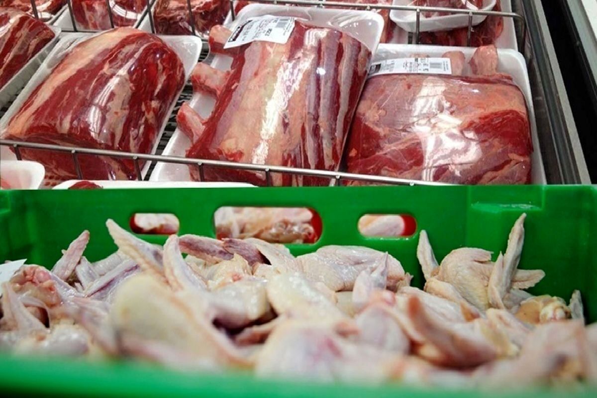 طبق اعلام آخرین قیمت گوشت قرمز و سفید در مشهد، هر کیلو ران مرغ امروز ۸۹ هزار و ۷۰۰ تومان و سینه مرغ ۱۳۹ هزار و ۷۰۰ تومان است.