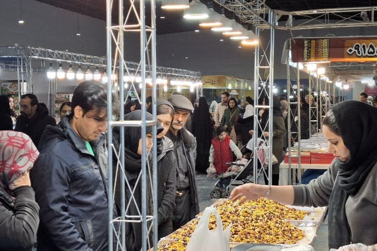بیست‌و‌چهارمین نمایشگاه عرضه مستقیم کالا که از ۱۱ تا ۱۷ اسفند ۱۴۰۳، در مجموعه نمایشگاه‌های بین‌المللی مشهد برپاست. آوردگاه تخفیفات چشمگیر است تا اجناس عرضه‌شده به‌طور میانگین حدود ۳۰ درصد در بازار پوشاک و تقریباً‌ ۲۰درصد در بازار اقلام خوراکی زیر قیمت بازار سطح شهر در دسترس مردم قرار بگیرند.