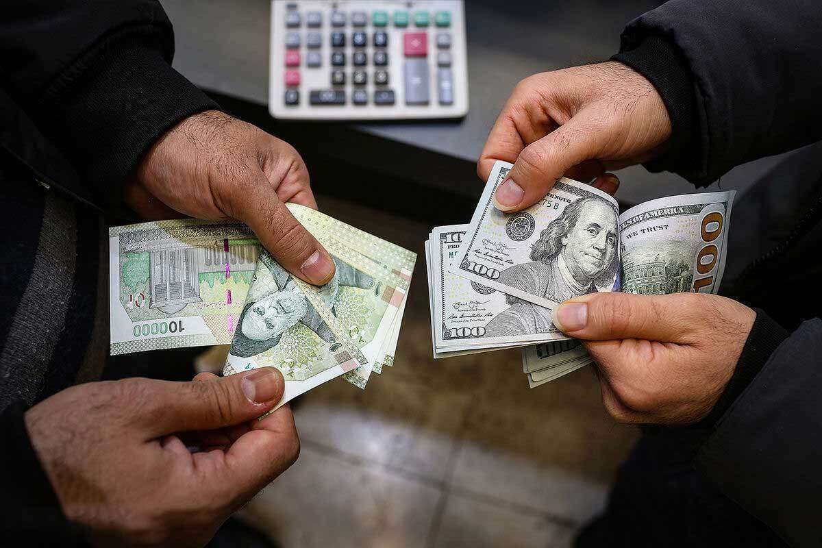 قیمت دلار روز یکشنبه با افزایش ۵۰۰ تومانی بازگشایی شد و در ادامه، با رشد بیشتری تا کانال ۹۳ هزار تومانی بالا آمد. گفتنی است همزمان با برگزاری استیضاح عبدالناصر همتی در مجلس شورای اسلامی، قیمت دلار در مرز کانال ۹۲ و ۹۳ هزار تومان سرگردان بود.