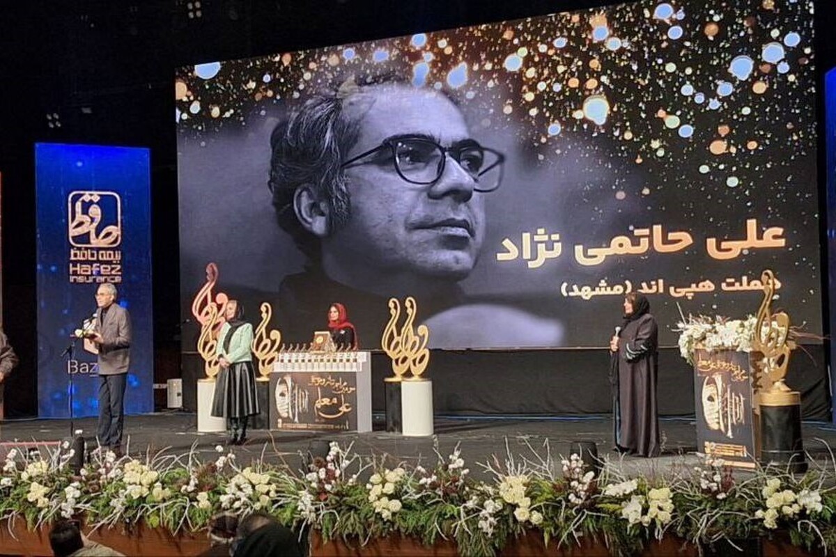 علی حاتمی‌نژاد، برگزیده جشن بزرگ حافظ، می‌گوید: بی‌تردید جشنواره‌ها می‌توانند تأثیرگذار باشند، اما هنرمند نباید خود را محدود به یک جغرافیا بداند.