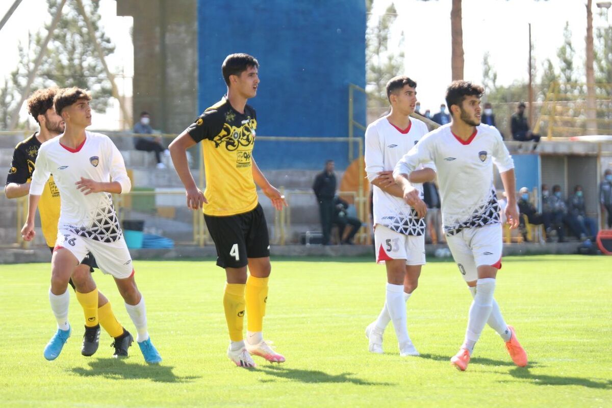 سرمربی پرسپولیس به دنبال جوان‌گرایی در تیمش است.