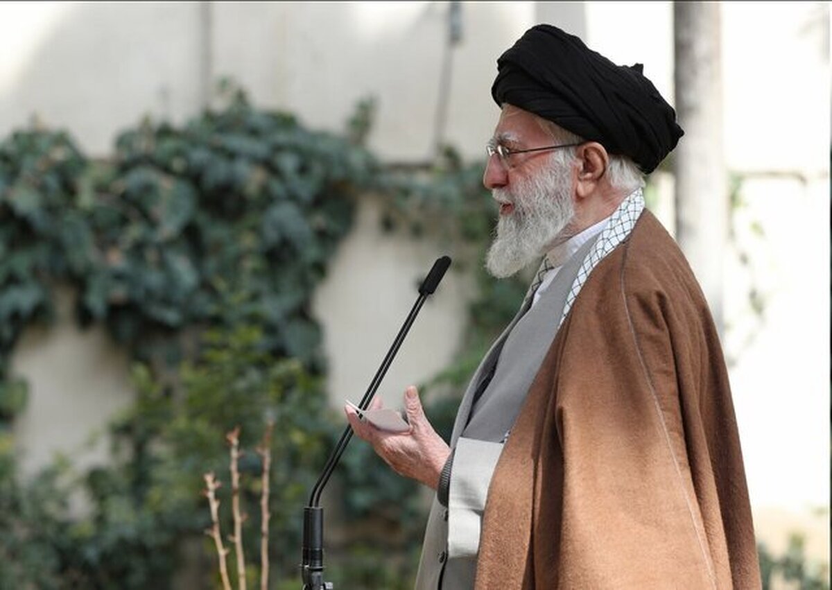 حضرت آیت الله خامنه‌ای پیش از ظهر امروز، همزمان با روز درختکاری سه اصله نهال غرس کردند.