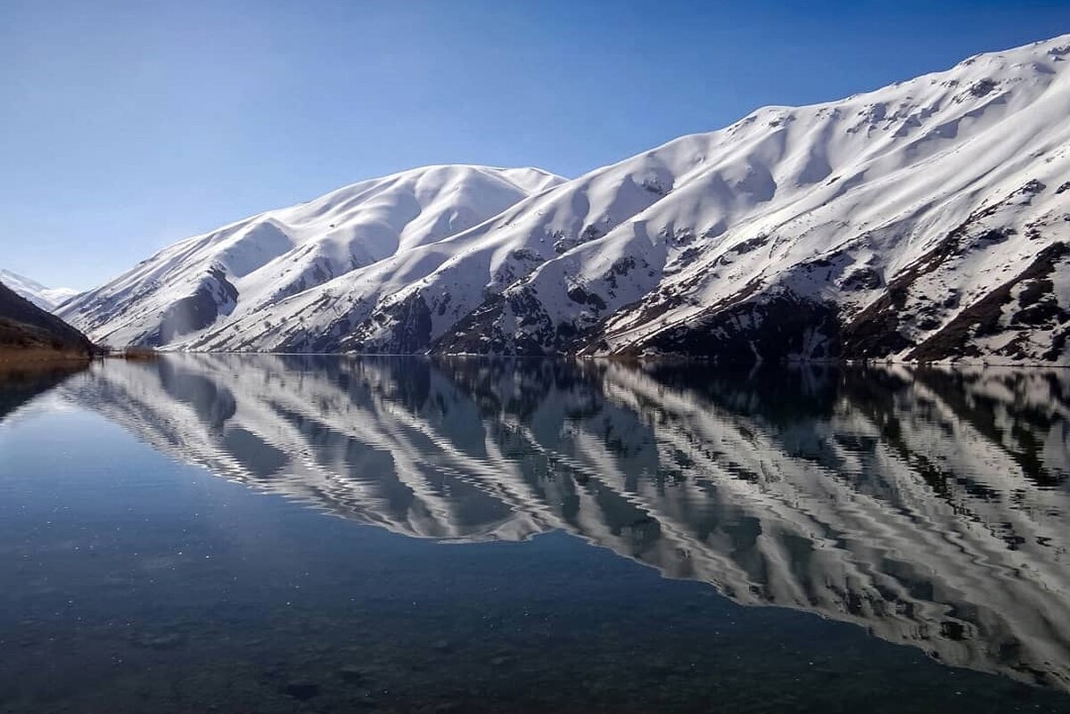 نمایی زمستانی و دلنواز دریاچه گهر را از فراز کوه‌های اشترانکوه لرستان را مشاهده می‌کنید.