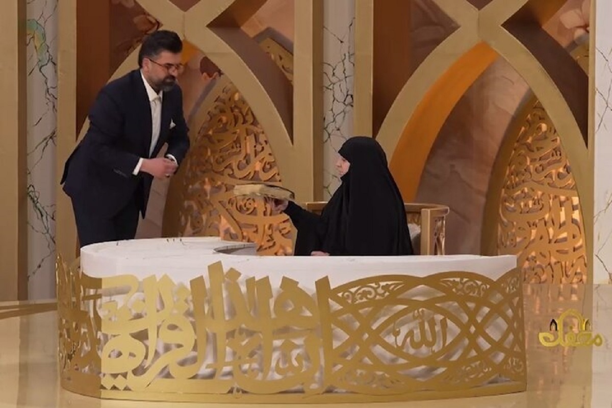 قرآن منتسب به شهید نصرالله و آسیب دیده از حمله رژیم صهیونیستی در برنامه دیشب محفل نمایش داده شد.