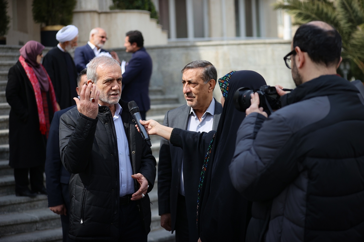 رئیس‌جمهوری با ابراز نگرانی از آمار تکان‌دهنده تصادفات جاده‌ای و با بیان اینکه سالانه بیش از ۲۰ هزار نفر در حوادث رانندگی جان خود را از دست می‌دهند و صدها هزار نفر مجروح یا معلول می‌شوند، بر لزوم رعایت قوانین رانندگی و مسئولیت‌پذیری بیشتر تأکید کرد.