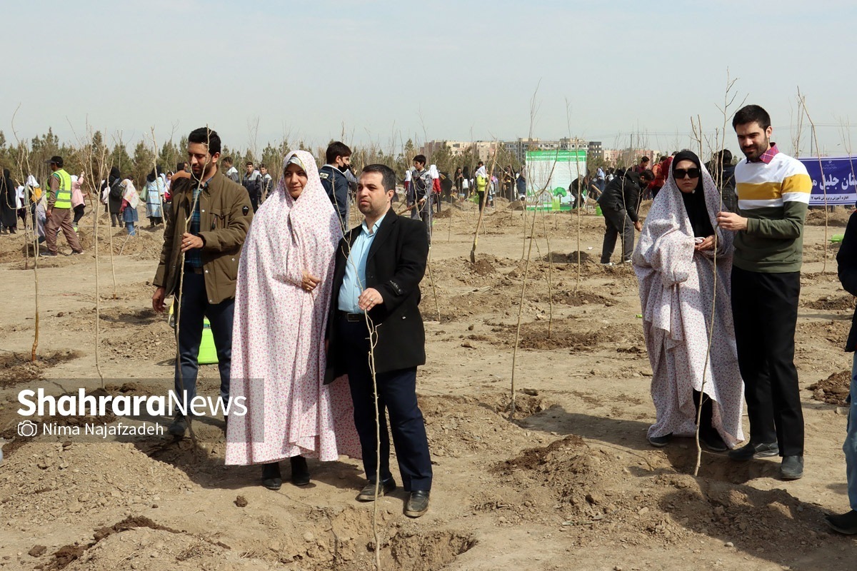 مراسم درختکاری ویژه زوج‌های جوان، با حضور بیش از ۵۰۰ زوج جوان مشهدی در بوستان کرامت، برگزار شد.