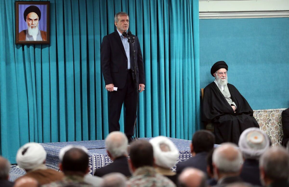 رئیس‌جمهور گفت: وحدت حرف اول و آخر را می‌زند ما باید برای حل مشکلات مردم دست به دست هم بدهیم.