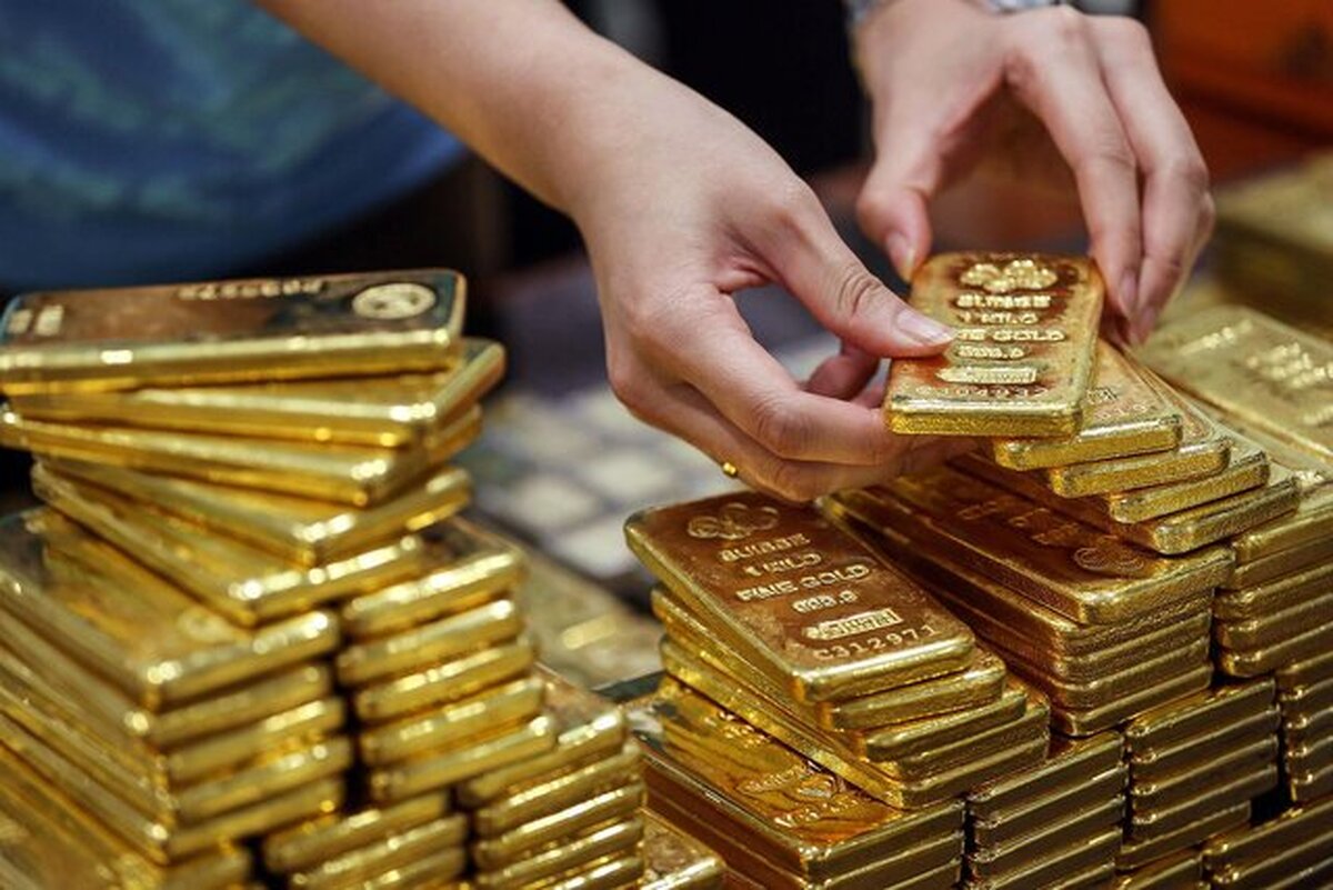 نایب رییس کمیسیون تلفیق بودجه ۱۴۰۴ از ورود مجلس به موضوع انتشار گواهی اوراق طلا توسط بانک مرکزی خبر داد و گفت: اجازه دهیم در پایان سال، پول‌ها در بازارهای معمول مانند بازار سرمایه رفته تا بتوانیم ثبات ایجاد کند.