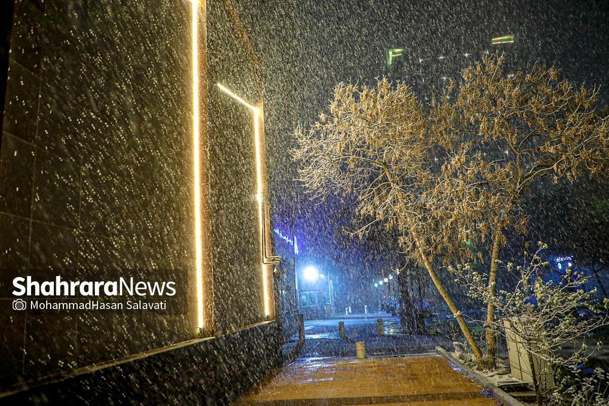 کارشناس اداره هواشناسی خراسان رضوی گفت: بارش‌ها روز شنبه به صورت رگبار باران با احتمال رعدوبرق و تگرگ پیش‌بینی می‌شود و به‌تدریج از روز یکشنبه در سطح استان و در نواحی سردسیر، تبدیل به بارش باران و برف خواهد شد.