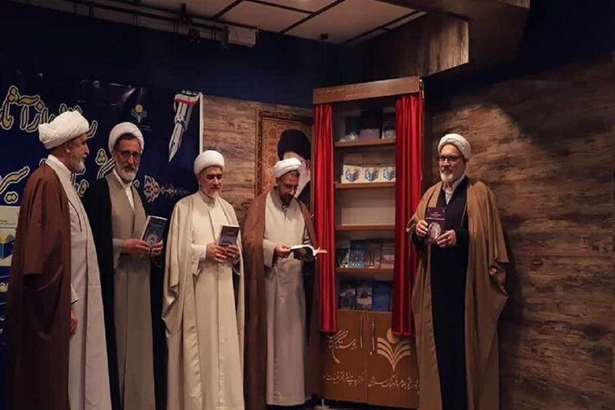 آثار جدید پژوهشکده تاریخ و سیره اهل بیت(ع) با حضور آیت‌الله محمدهادی یوسفی غروی و حجت‌الاسلام والمسلمین حمیدرضا مطهری و جمعی از پژوهشگران رونمایی شد.