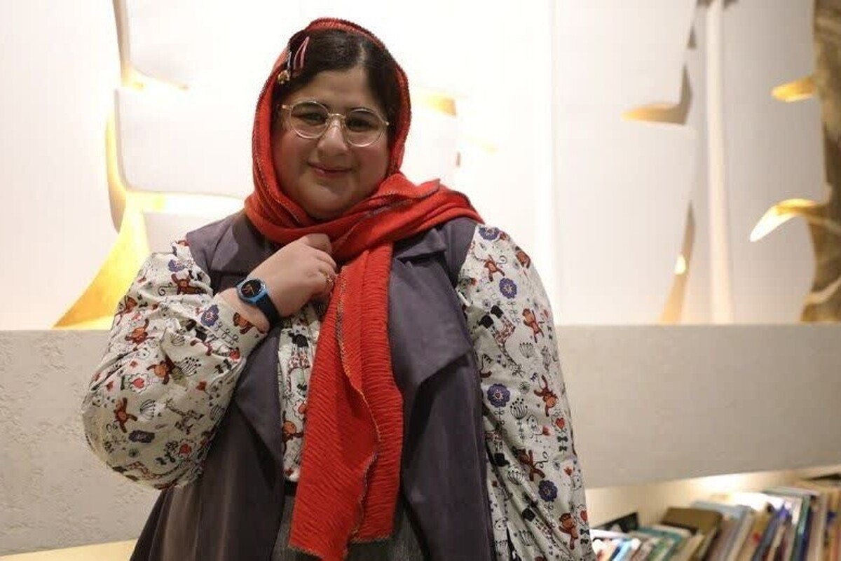 بازیگر سریال قهوه پدری گفت: من یک چمدان قدیمی دارم که عروسک‌های تزئینی دست‌ساز خودم را در آن می‌گذاشتم و به  خیابان انقلاب می‌رفتم تا آنها را بفروشم و مردم اسم من را گذاشته بودند «دخترک چمدان به دست»!