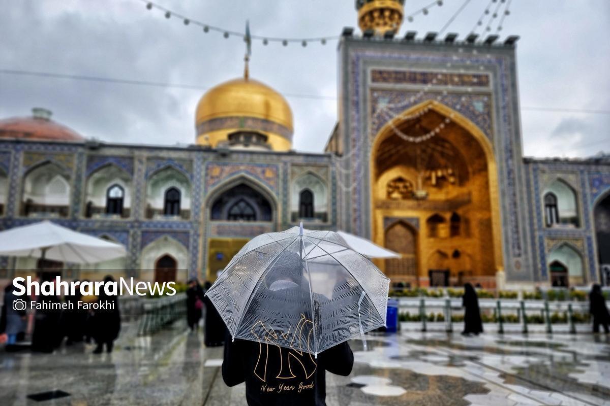 بارش باران رحمت الهی در مشهد حال و هوای حرم مطهر رضوی را بهاری کرد.