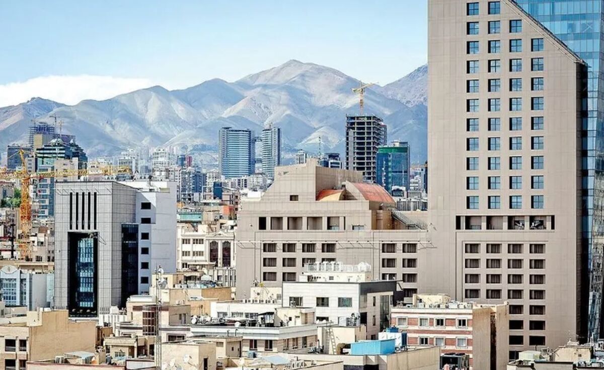 نوسانات قیمت دلار همواره بر بازار‌های مختلف از جمله بازار مسکن تاثیر گذاشته است. قیمت مسکن نیز همراه با دلار طی بازه‌های زمانی مختلف رشد کرده، با این حال روند قیمتی مسکن در سال جاری مسیر متفاوتی را طی کرده است.