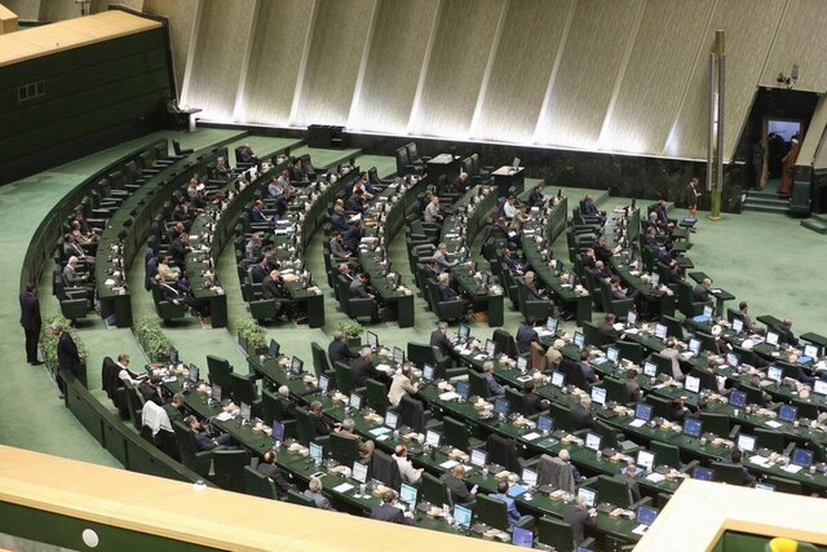 نمایندگان مجلس امروز به بررسی گزارش کمیسیون قضائی و حقوقی در مورد طرح اصلاح قانون مجازات قاچاق اسلحه می‌پردازند.