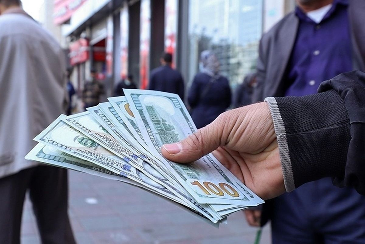 بازار ارز ایران در چهار دهه گذشته دستخوش تحولات متعددی بوده که سبب شده تا در کنار عوامل بنیادین اقتصادی موثر بر بازار، فعالان اقتصادی را شگفت‌زده کند.
