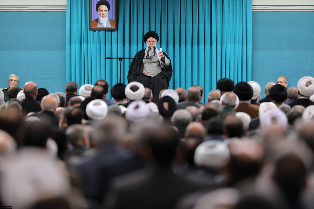 رهبر معظم انقلاب فرمودند: پول ملی باید تقویت بشود؛ این، هم در واقعیت زندگی مردم اثر دارد، هم در آبروی کشور اثر دارد.