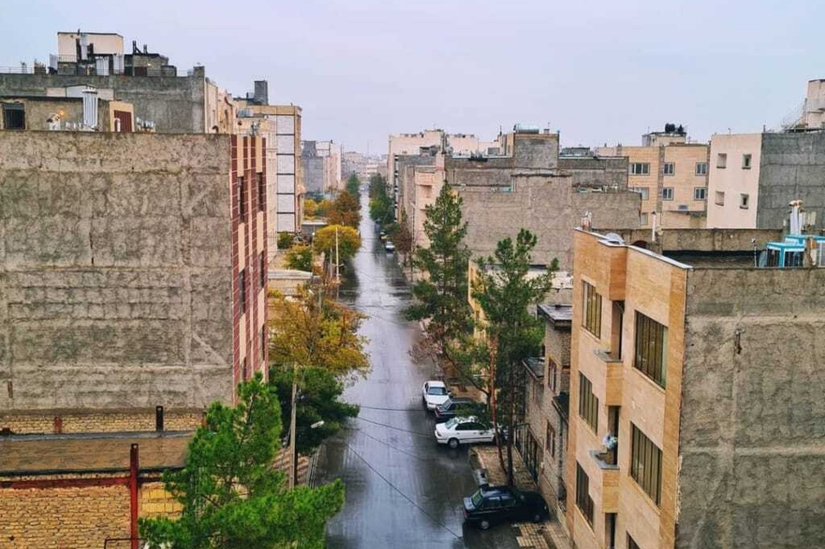 مردم ساکن در عبدالمطلب ۴۹ می‌گویند که فضای گل‌آلود زمین خاکی این محله در روز‌های بارانی دردسر‌های زیادی برای اهالی این محله ایجاد کرده است.