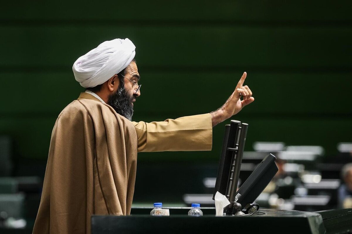 نماینده خمینی‌شهر در مجلس، به‌تازگی در تجمعی مقابل ساختمان مجلس ادعایی را به رهبر معظم انقلاب منتسب کرده و مدعی شد که رهبر انقلاب در پاسخ به اظهارات او دربارۀ تأخیر در ابلاغ قانون حجاب فرموده‌اند: «خدا گوش شنوا به همه عنایت کند.»