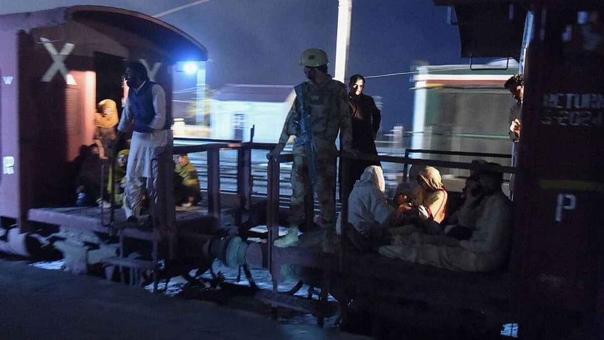 عملیات ارتش پاکستان پس از گذشت ۲۴ ساعت از حمله تروریستی به قطار مسافربری در ایالت بلوچستان با آزادی اکثر سرنشینان به پایان رسید و طی آن ۳۳ نفر از گروگانگیر‌ها به هلاکت رسیدند و ۲۵ سرنشین از جمله چهار نفر از نیرو‌های امنیتی جان باختند.