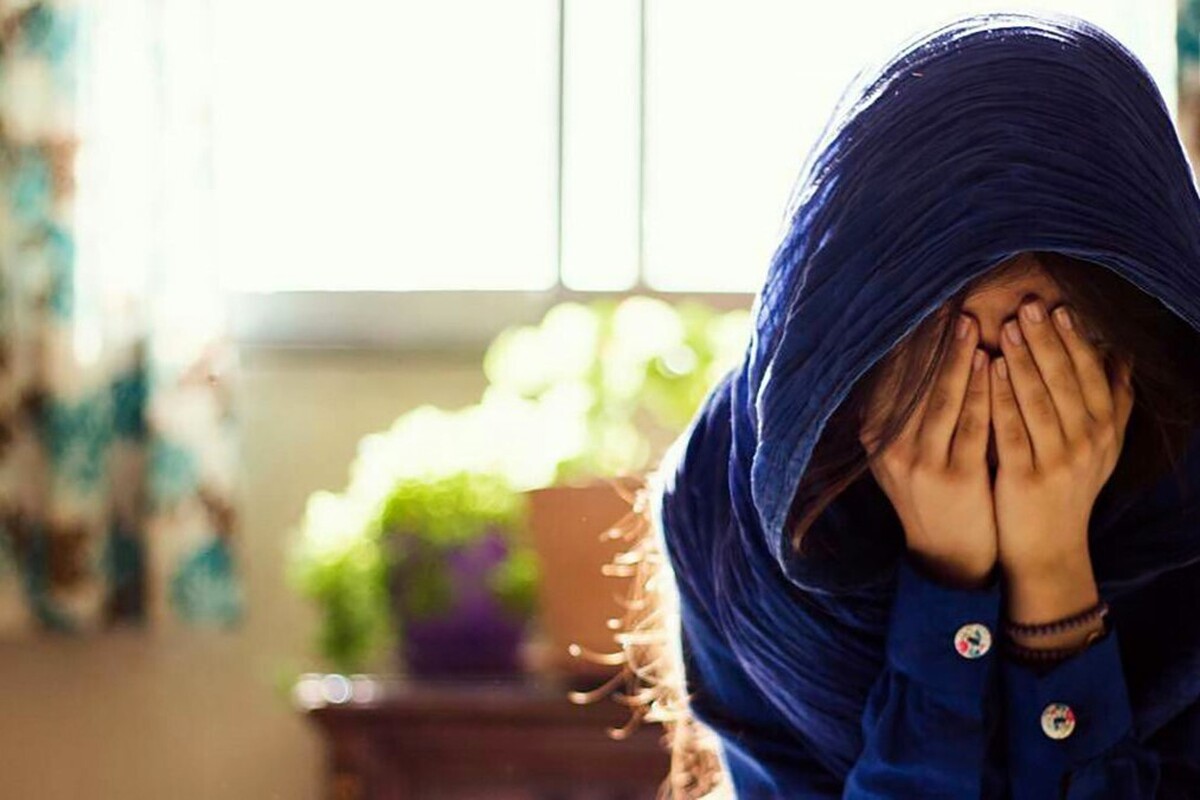 ‌نمی‌دانم چه حادثه‌ای در پس پرده سفر‌های مرموز دخترم به یکی از شهر‌های تهران وجود دارد که او هنگام ورود به مشهد دچار تشنج شد و من بلافاصله جگرگوشه‌ام را به مرکز درمانی رساندم. فقط می‌دانم که او به واسطه یکی از دوستانش با پسری جوان ارتباط داشت.