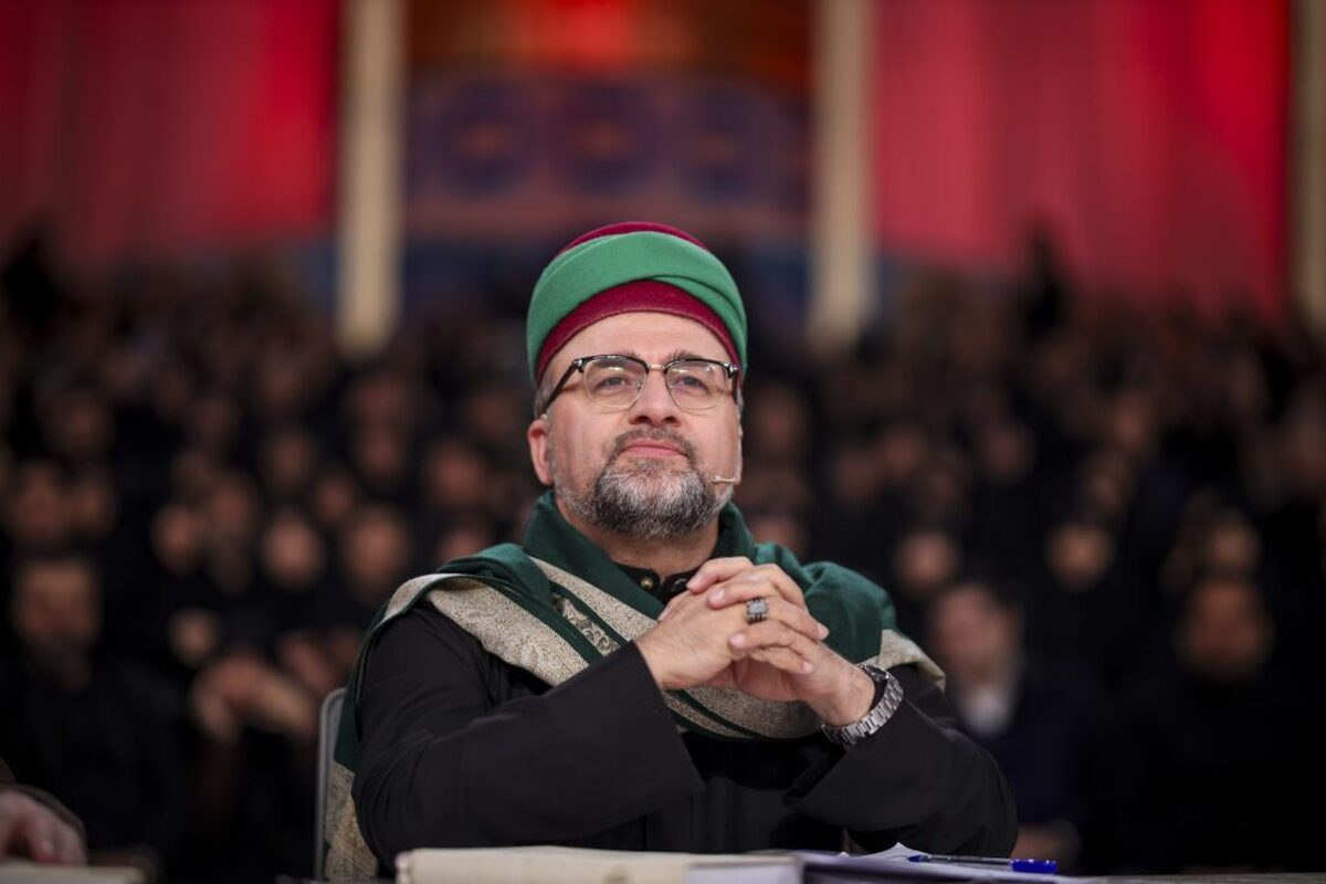 سید جلال معصومی، قاری بین‌المللی افغانستانی و یکی از کارشناسان برنامه محفل شب گذشته قطعه معروف «آمدم ای شاه پناهم بده» را در این برنامه اجرا کرد.