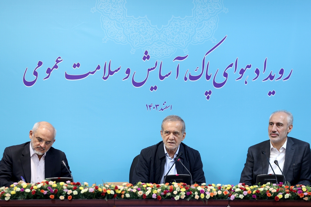 رئیس جمهور تاکید کرد: اگر حمل و نقل عمومی را درست کنیم بار ترافیک را کاهش داده و می توانیم مصرف بنزین و آلودگی هوا را کم کنیم.