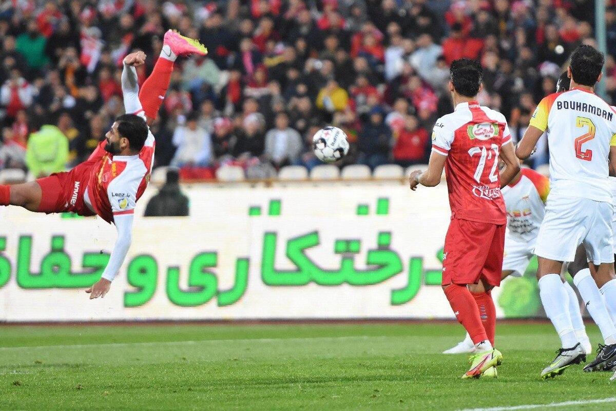 پرسپولیس موفق شد با غلبه بر ملوان به صدر برسد.