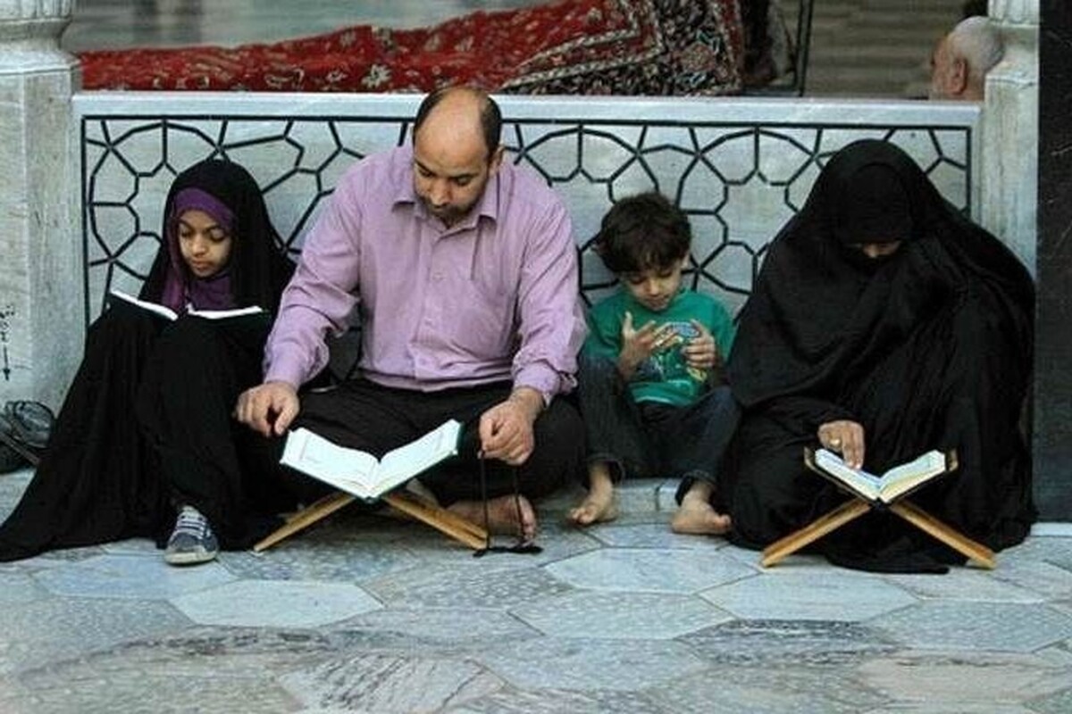 یک مدرس قرآنی گفت: خانواده یک نهاد بسیار ارزشمند و مهم در جامعه انسانی است. خداوند متعال برای این نهاد سه ویژگی اساسی را مشخص کرده است که باید در آن وجود داشته باشد: سکون و آرامش، مودت و رحمت.