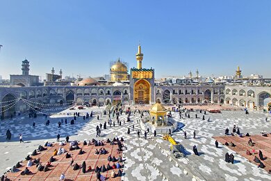 عکس‌هایی از نصب کتیبه‌های ولادت امام حسن مجتبی(ع) در حرم مطهر رضوی