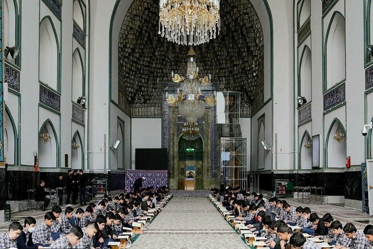 در سیزدهمین شب از رمضان ۱۴۰۳، جمعی از نوجوانان پسر دهه‌هشتادی، با حضور در ویژه‌برنامه «بیتوته»، در کنار امام مهربانی‌ها، به شب‌زنده‌داری و گشت‌وگذار معنوی در حرم مطهر رضوی، می‌پردازند.