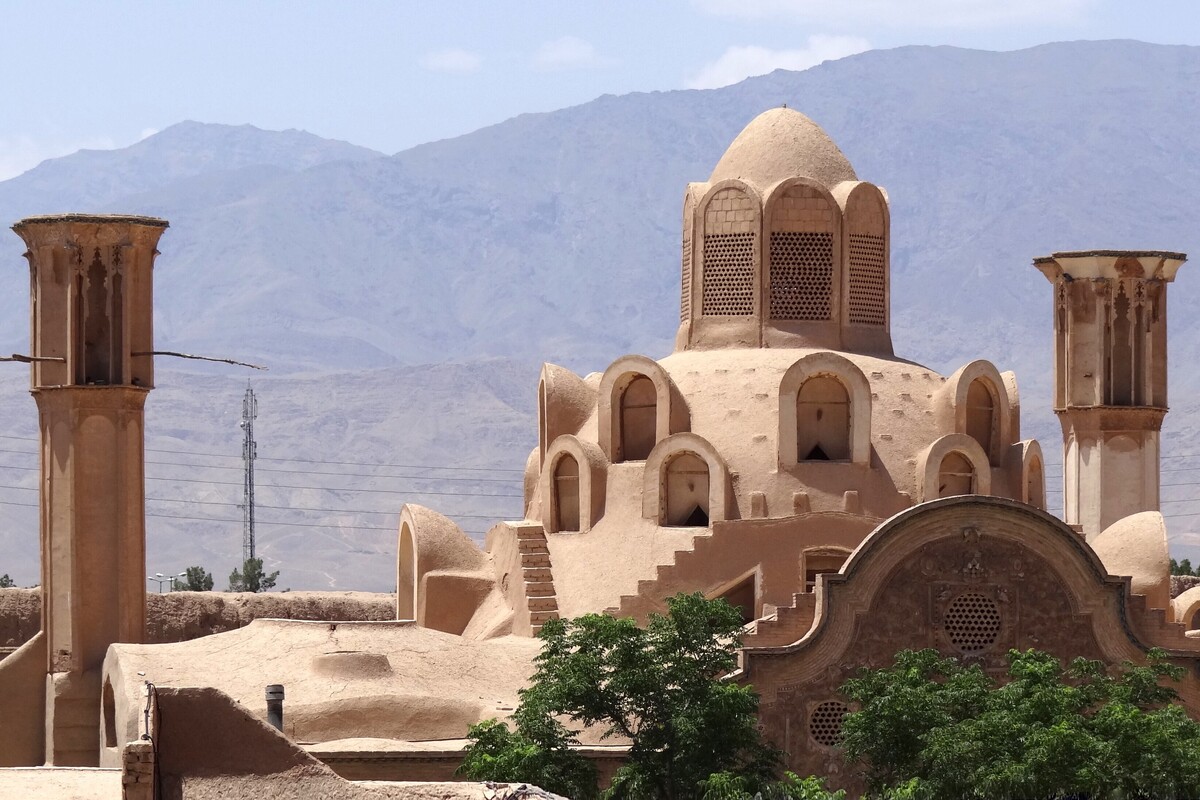 این خانه با بادگیرهای قرینه هلالی شکل زیبایی بر بام تالار و کلاه فرنگی روی آن یکی از زیباترین جلوه‌های معماری ایرانی را به معرض نمایش می‌گذارد به‌طوری‌که در کتیبه چهار طرف تالار آن آمده‌است، ساخت بنا به سال ۱۲۹۲ ه-ق بازمی‌گردد.
