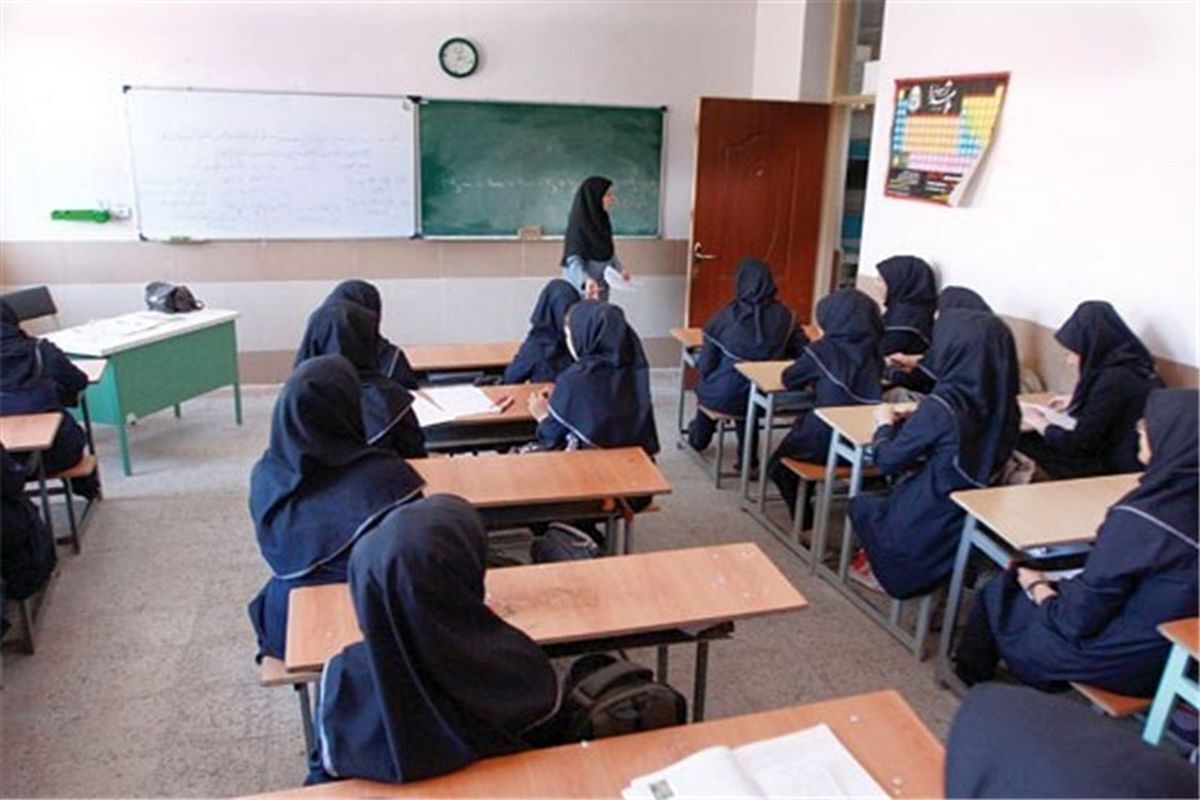 رئیس سازمان مدارس و مراکز غیردولتی و مشارکت‌های مردمی با بیان اینکه توانستیم ابلاغ شهریه سال ۱۴۰۴ را در اسفندماه انجام دهیم گفت: آیتم‌های مربوط به شهریه طبق ماده ۱۵ قانون مشخص شده‌اند، برخی مدارس شهریه‌های بسیار بالا یا پایین دارند بنابراین یکی از اهداف ما کنترل شهریه‌های بالا، به ویژه در تهران است.