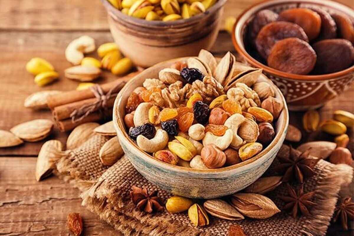 متخصص فیزیولوژی و عضو هیئت علمی دانشگاه علوم پزشکی ارتش می‌گوید: افرادی که دارای مزاج سردترند غالباً افراد چاقی هستند که باید از مواد غذایی پرانرژی و کم‌حجم مانند انواع آجیل و خشکبار همچون کشمش، پسته، بادام، توت و مویز بیشتر استفاده کنند که البته بادام، مویز و کشمش دارای بیشترین خواص و کمترین عوارض برای سردمزاجان هستند.