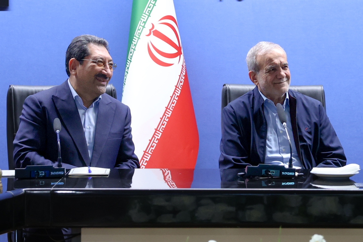 رئیس جمهور در نشستی با وزیر و مدیران وزارت صنعت، معدن و تجارت، ضمن بررسی اقدامات انجام‌شده این وزارتخانه، از جزئیات برنامه‌های پیش‌روی این مجموعه به ویژه برای سال ۱۴۰۴ مطلع شد.