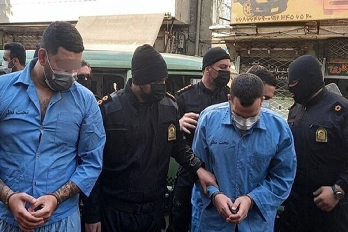 ویدئو دوربین مداربسته از لحظه سرقت مسلحانه گروهی یک خانه در خیابان خوارزم شهرک غرب تهران را مشاهده می‌کنید.