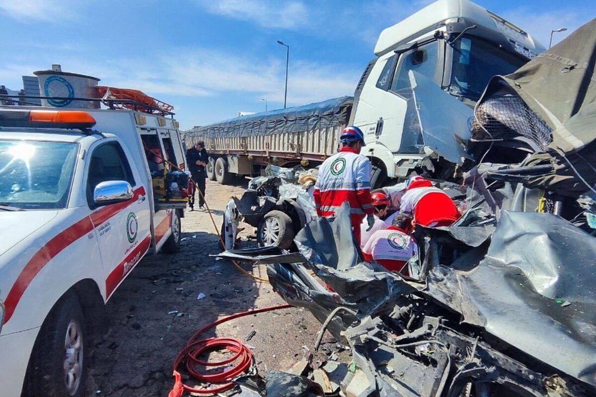 ویدئویی از تصادف زنجیره‌ای بین ۱۸ خودرو شامل ۱۳ خودروی سواری، سه دستگاه تریلی و دو کامیون در کیلومتر ۷۵ محور اراک - سلفچگان را مشاهده می‌کنید.
