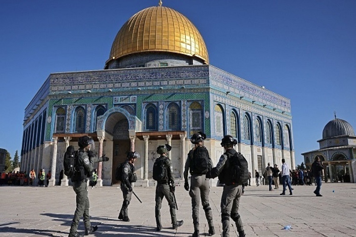 فلسطینیان با حضور گسترده در مسجدالاقصی در شهر اشغالی قدس همانند سپری محکم در برابر اشغالگرانی عمل می‌کنند که این مکان مقدس را به محاصره همه جانبه درآورده‌اند.
