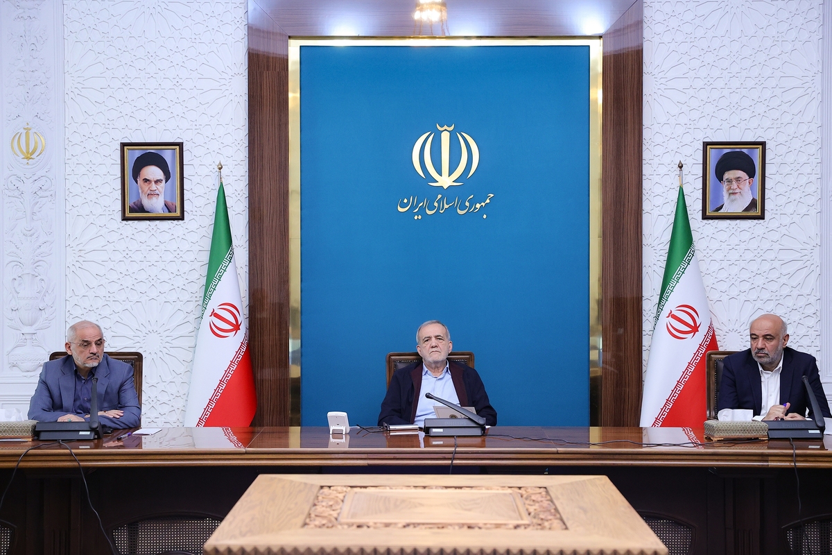 رئیس جمهور تاکید کرد: هر طرحی در زمینه رفع ناترازی و مدیریت توزیع و مصرف باید مبتنی بر عدالت و تخصیص سهمیه به همه شهروندان ایرانی باشد.