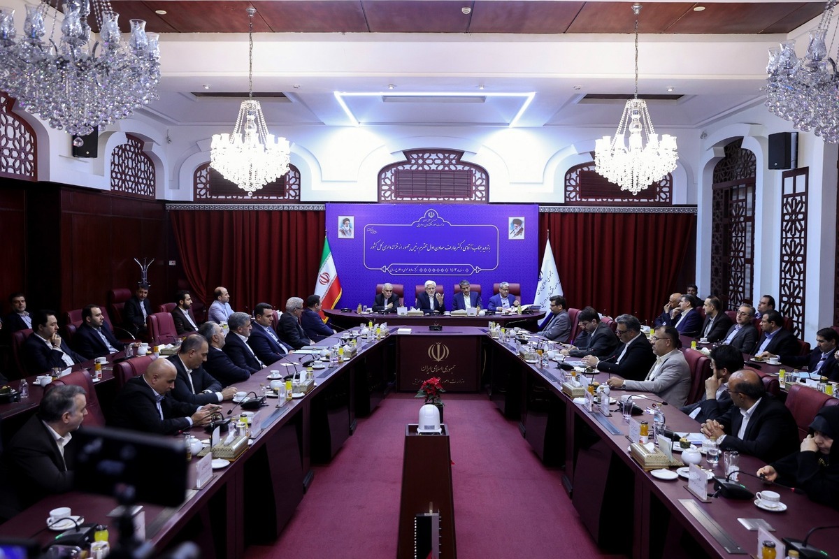 معاون‌اول رئیس‌جمهور با تأکید بر رویکرد انسجام و وفاق پزشکیان و رهاکردن بخشی‌نگری در دولت و لزوم جامعیت در اقدامات تمام بخش‌های دولت تصریح کرد: نیازمند تصمیم‌گیری شجاعانه اقتصادی با پیوست‌های اقتصادی، اجتماعی و فرهنگی و تأثیرات آن بر اقشار آسیب‌پذیر هستیم.