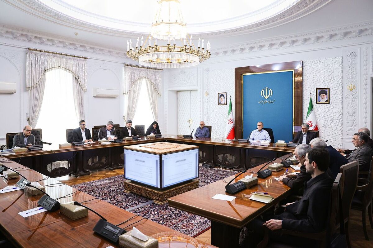 رئیس جمهور با بیان اینکه موضوعات مربوط به آموزش و سلامت در اولویت دولت چهاردهم قرار دارد، گفت: این موضوعات فرای مسائل جناحی و گرایش‌های سیاسی دنبال می‌شود و هدف آن بهبود خدمات‌رسانی به مردم و حفظ سلامت آنهاست و امیدوارم کاری کنیم که مردم در حوزه آموزش و سلامت، بهبود را به چشم خود ببینند.