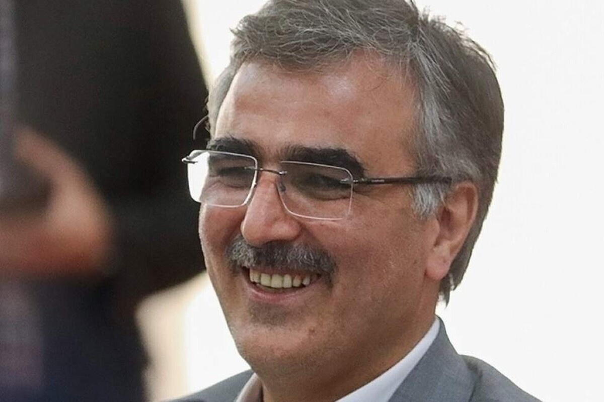 رئیس کل بانک مرکزی در پاسخ به سوال یک خبرنگار گفت: معمولا قبل از همه به مادرم عیدی می‌دهم.