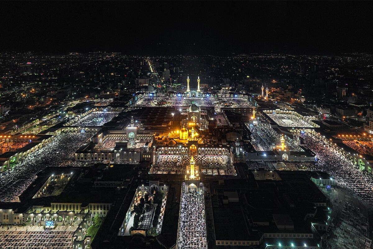 انبوه زائران حرم مطهر رضوی در شب قدر نوزدهم ماه رمضان در این بارگاه ملکوتی به احیاء پرداختند و در مراسم عزای مولای متقیان امام علی علیه السلام شرکت کردند.