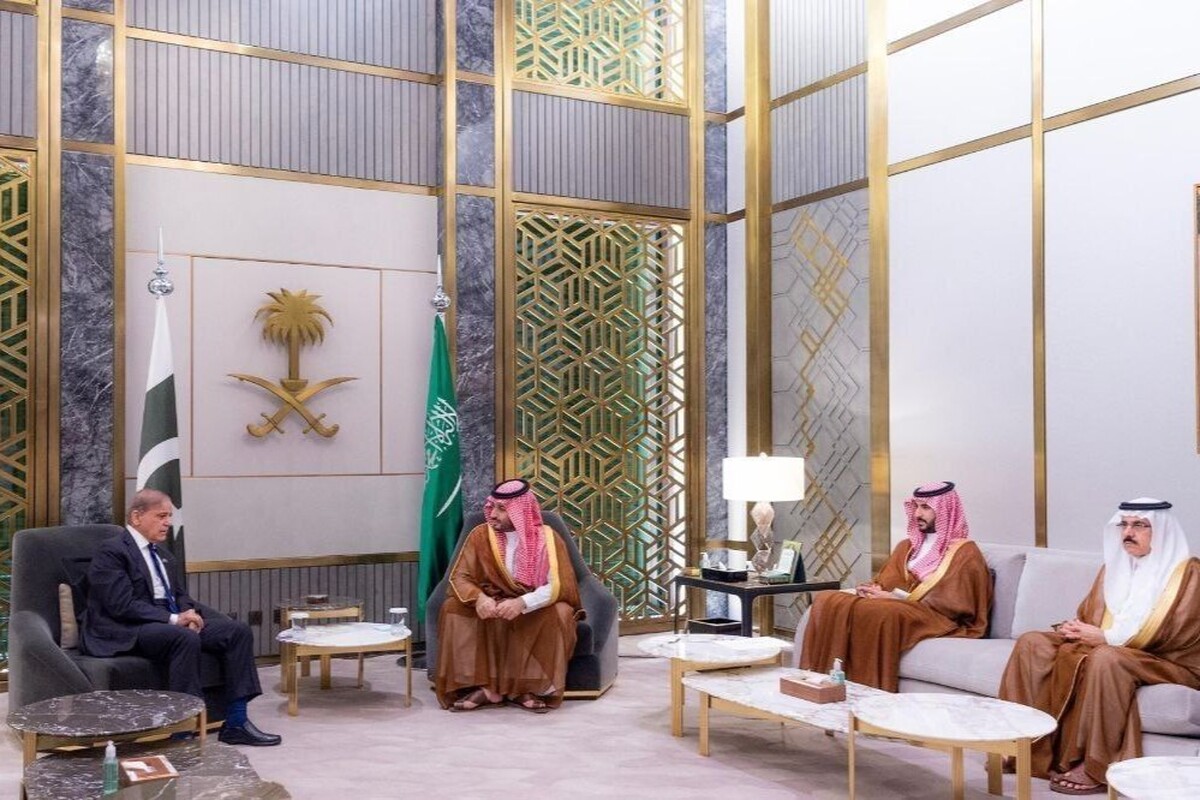 شهباز شریف که سفر رسمی به عربستان انجام داده است، بامداد امروز در شهر جده با محمد بن سلمان ولیعهد سعودی دیدار کرد. 