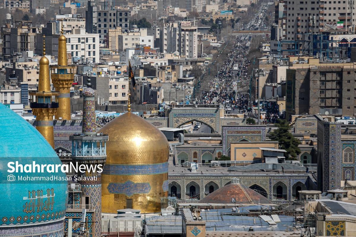 لحظات نزدیک به سال تحویل در حوالی حرم امام رضا(ع) برای مجاوران و زائران حال و هوای دیگری دارد. این لحظات در زیر سایه خورشید رنگ و بوی دیگری دارد. کاسبان به امید حضرت مغازه‌ها را باز می‌کنند و زائران هم نور با خود سوغات می‌برند.