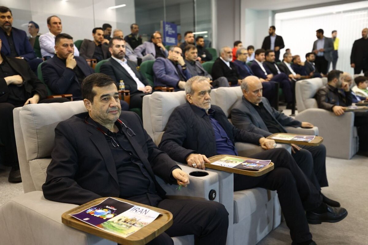 به منظور تشویق تیم ملی فوتبال کشورمان در برابر امارات، دکتر پزشکیان در ورزشگاه آزادی حضور یافت.