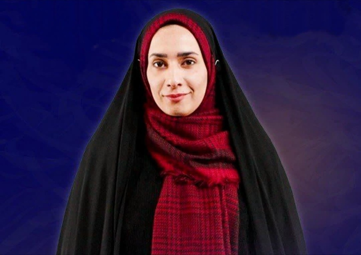 بانوی شاعر مشهدی در خصوص کتابی که مجموعه اشعار سروده شده اش است می‌گوید: «سه‌شنبه» را به مادرم تقدیم کرده‌ام؛ مادری که چند سال است از دنیا رفته و خاطره‌ی او همچنان در ذهن و قلبش زنده است.
