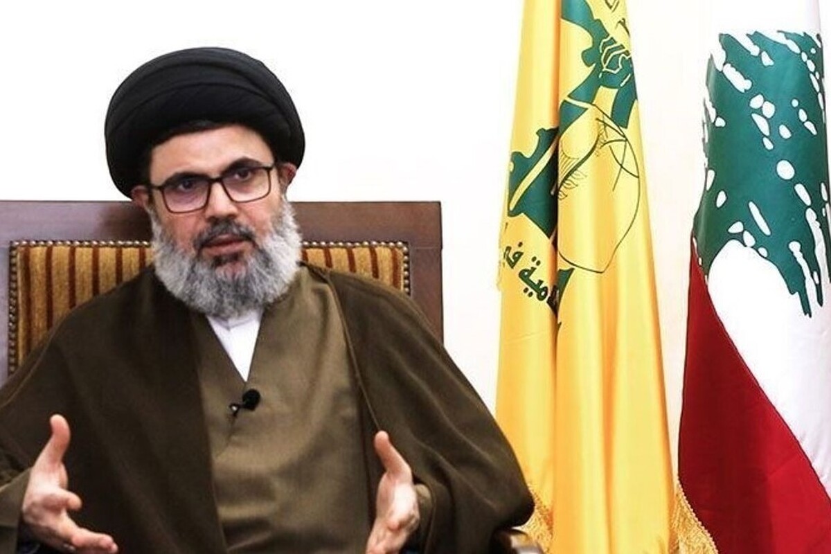 شهید سید هاشم صفی‌الدین درخصوص توفیقات حزب الله لبنان و گروه‌های مقاومت منطقه: اساساً، مقاومت از ابتدای تشکیل آن تا به امروز با این فشار‌های بین‌المللی مواجه است. در این مرحله، در هر سال، در هر برهه، این فشار‌ها وجود داشته است و در طول تمام آنها، سماحةالقائد مداخله و ما را هدایت کرده‌اند. ایشان به ما می‌گفتند من فکر می‌کنم باید این راه را بروید، ما نیز آن راه را رفتیم و متوجّه شدیم که بهترین راه است. اگر بخواهیم در یک کلام به طور خلاصه سخن بگوییم، باید گفت که کلید عزّت، کلید پیروزی، کلید توفیق، کلید هدایت، در هر تجربه‌ای در مقاومت لبنان، به دست سماحةالقائد است.