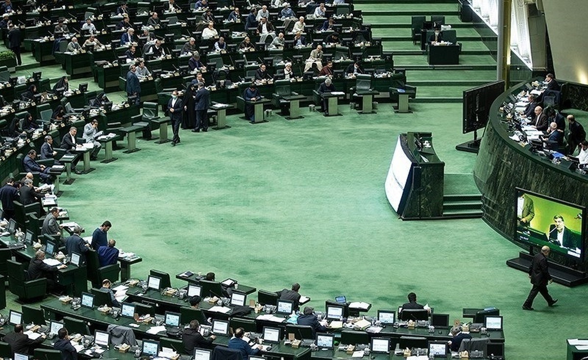 سخنگوی هیئت‌رئیسه مجلس شورای اسلامی گفت که جلسات علنی مجلس برای بررسی جداول بودجه ۱۴۰۴، از فردا در دو نوبت صبح و عصر تشکیل می‌شود.