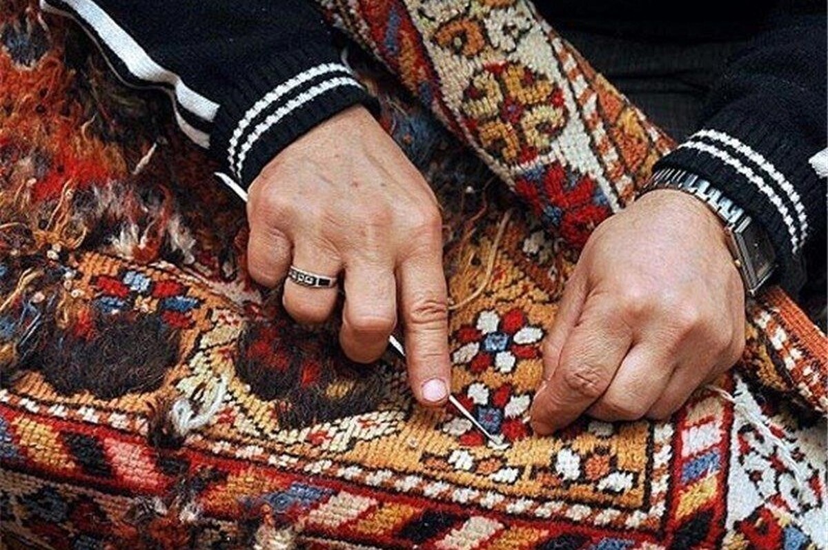 به گفته وزیر میراث فرهنگی، در حالی تولید صنایع دستی به یک سبک زندگی در میان خانواده‌ها تبدیل شده که در حال حاضر یک میلیون نفر از بانوان کشور در منزل به تولید در این صنعت پرداخته‌اند.