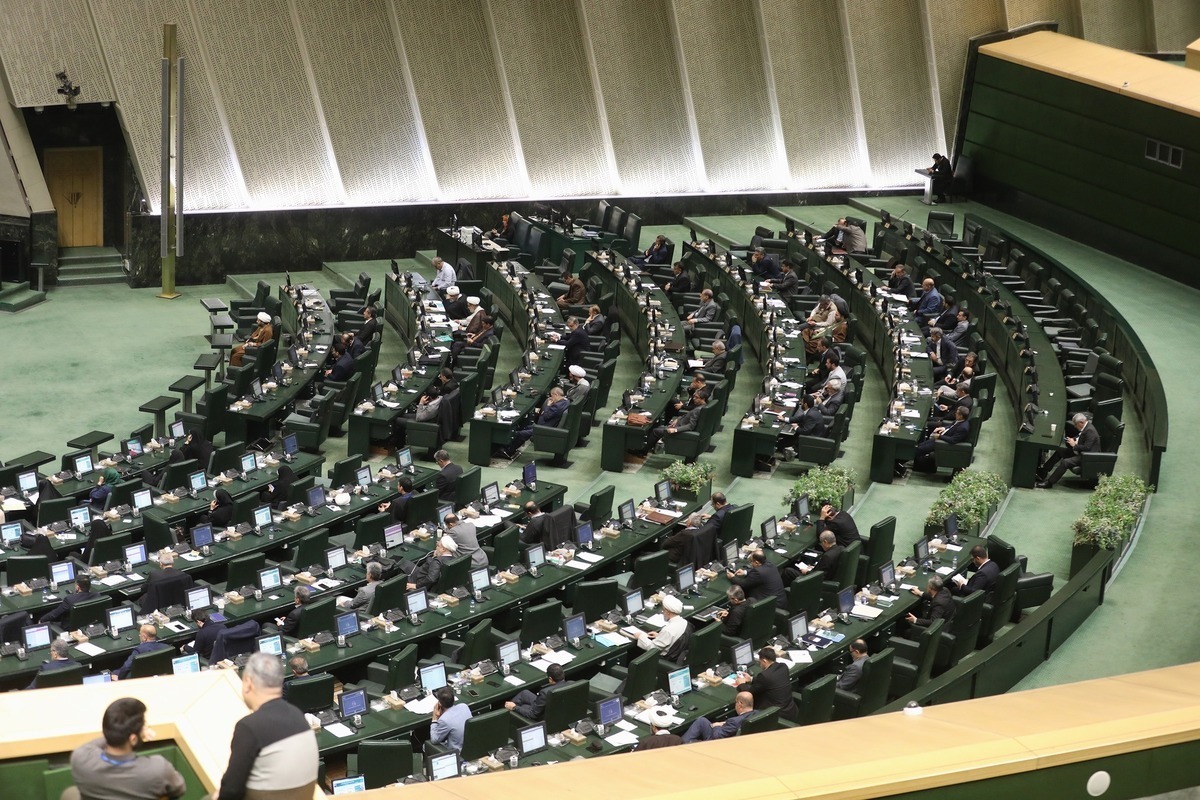 نمایندگان مجلس شورای اسلامی طرحی مصوب کردند که در ازای آن دریافت هرگونه هدایا توسط شهرداران، دهیاران و اعضای شورای شهر ممنوع شد.